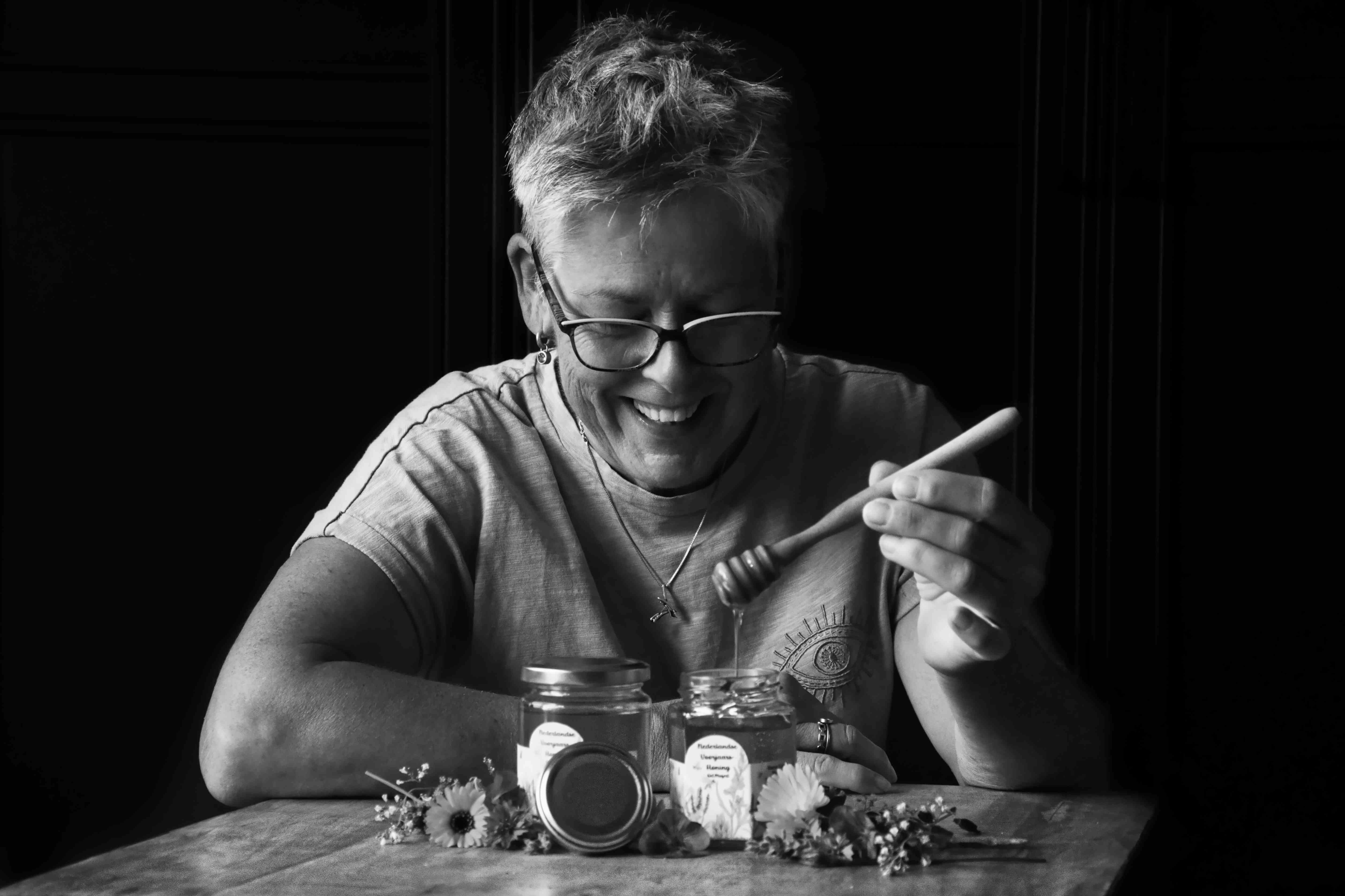 Sharon in de ambachtelijke keuken van Ongeluifelik Lekker